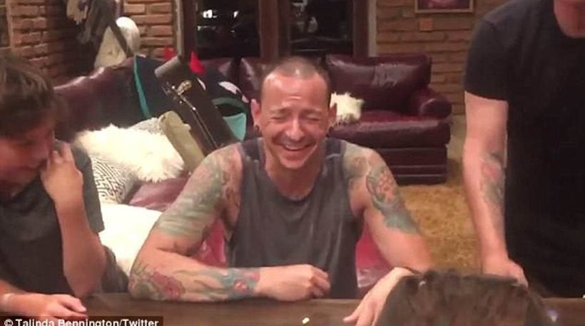 Ο τραγουδιστής των Linkin Park ευτυχισμένος, λίγες ώρες πριν κρεμαστεί… (βίντεο)